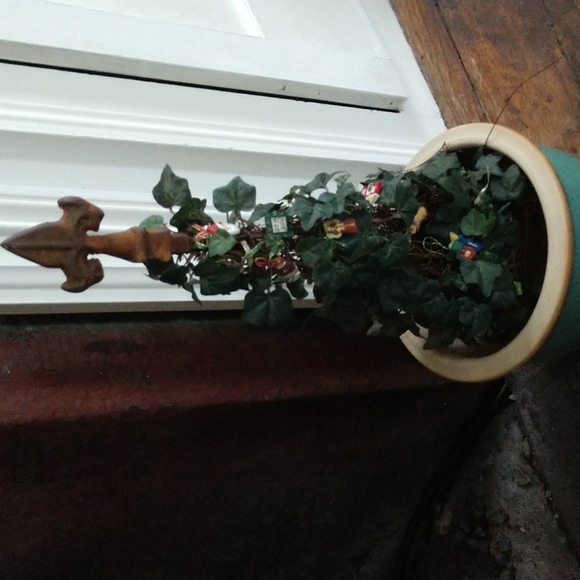 #7 NO ROOM 4 a CHRISTMAS TREE? Handcrafted Fleur-de-Lis "Ivy Topiary" - Picture 4 of 11